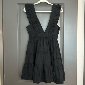 Sleeveless black dress. Ruffle straps.